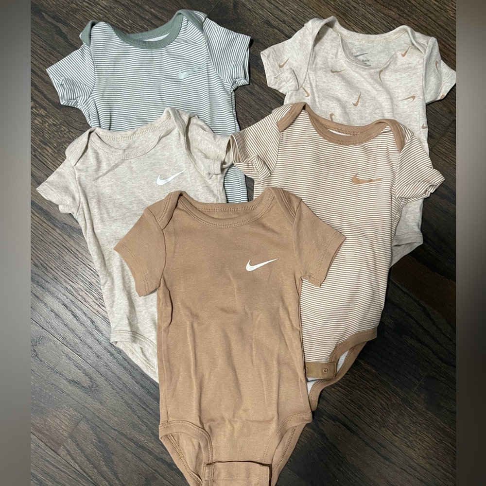 Nike 5 pack onesies
9M